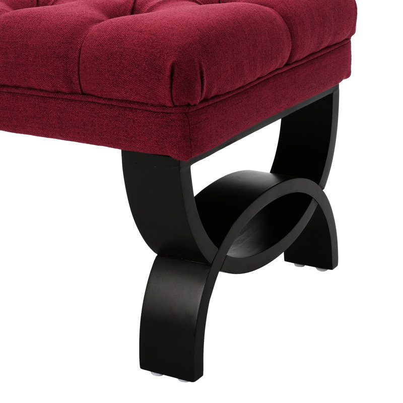 Élégant tissu rouge avec une touche royale et des pieds en demi-cercle modernes avec touche classique