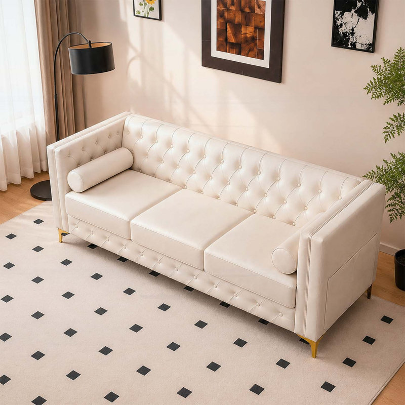 Canapé 3 places de luxe en similicuir blanc crème avec capitonnage à boutons et pieds en métal doré, parfait pour les espaces de vie modernes