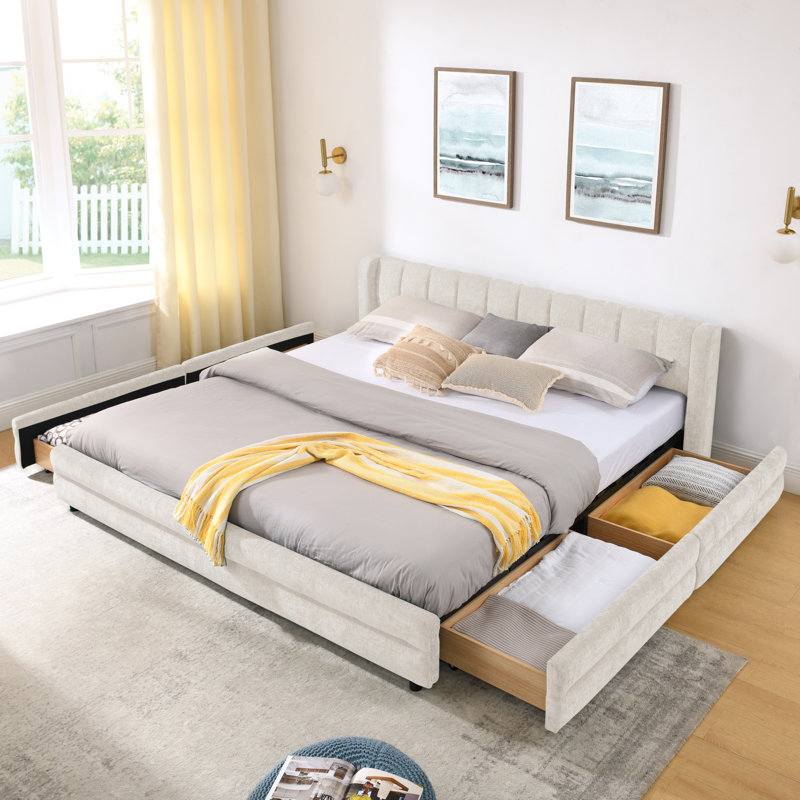 Très grand lit confortable avec revêtement en chenille et tiroirs de rangement