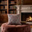 Coussin décoratif d’extérieur de luxe à motifs géométriques mauves de style parisien Plutus-615071694