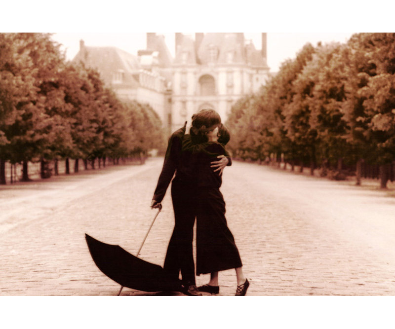 Parisian Kiss, 16" H x 24" W