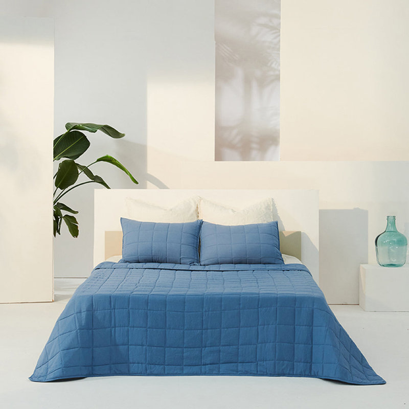 Ensemble de courtepointe en microfibre 3 pièces Mcmakin, Courtepointe grand + 2 couvre-oreillers standard, Bleu acier