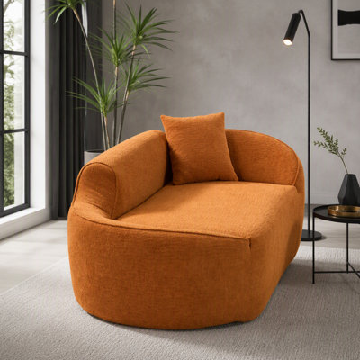 Canapé-lit moderne avec méridienne courbée avec assise profonde et coussin intégré pour le salon ou la chambre à coucher.