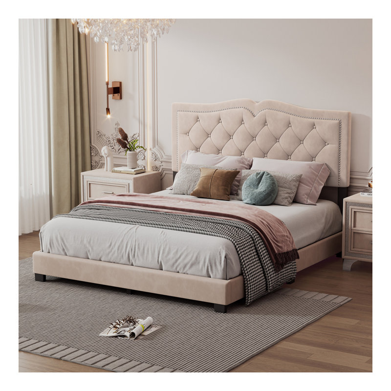 Lit plateforme tapissier grand avec motif de rivets, lit plateforme moderne en velours avec tête de lit capitonnée, beige
