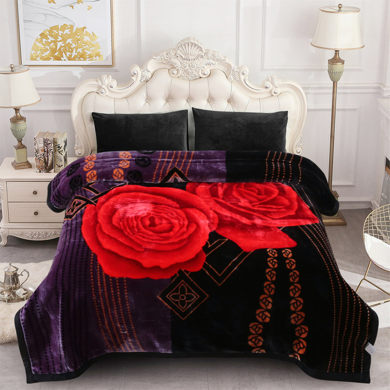 Couverture en flanelle Minky en peluche très grande taille Merry Home, 87 po x 95 po, 10 lb robuste, prête pour l'hiver, douce et chaude soyeuse, imprimé A & B à 2 épaisseurs et motif à une face en relief, motifs de roses rouges saisissants
