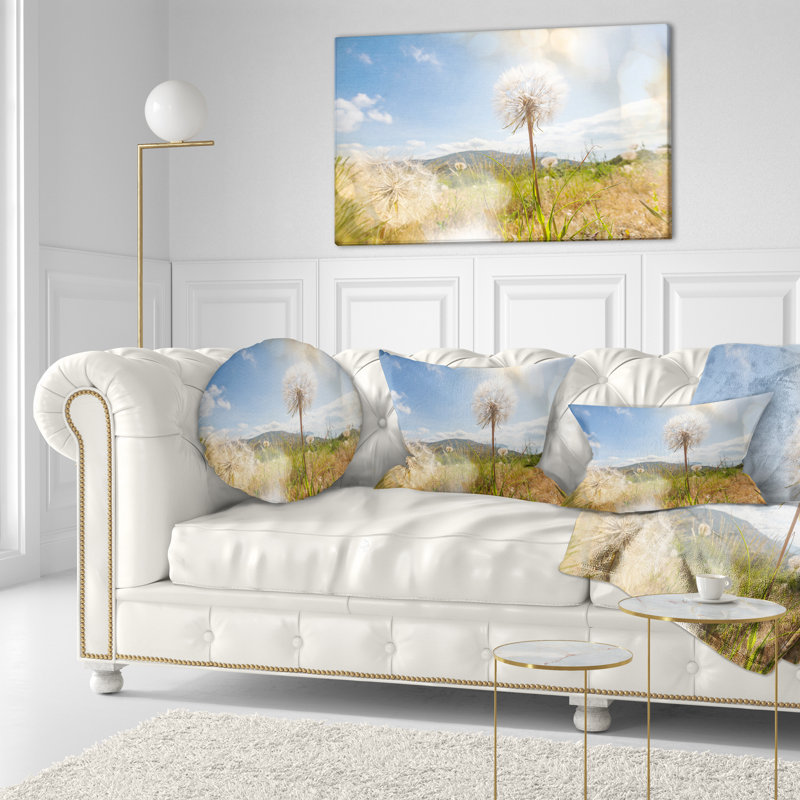 Coussin décoratif floral pissenlit sous un coussin lombaire clair