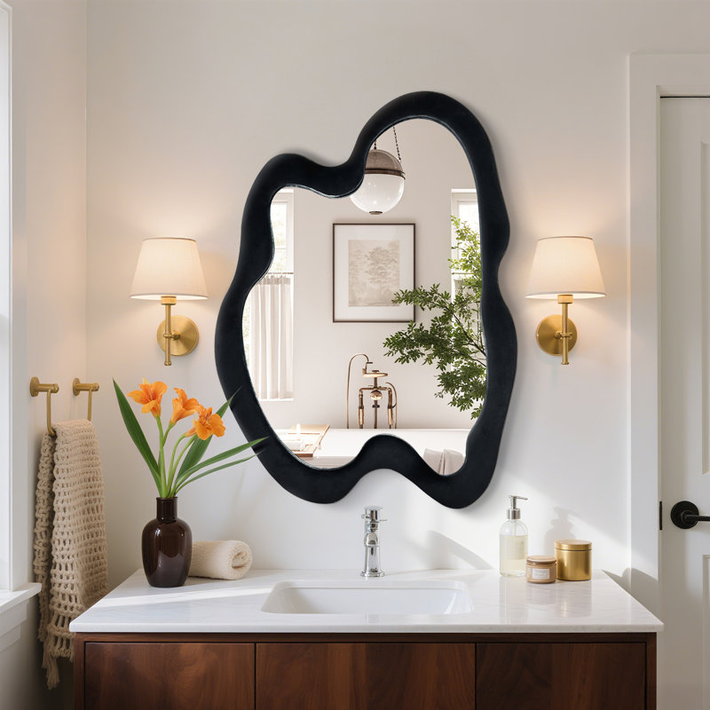 Miroir mural décoratif de forme irrégulière avec cadre enveloppé de velours, Noir, 28 po x 20 po