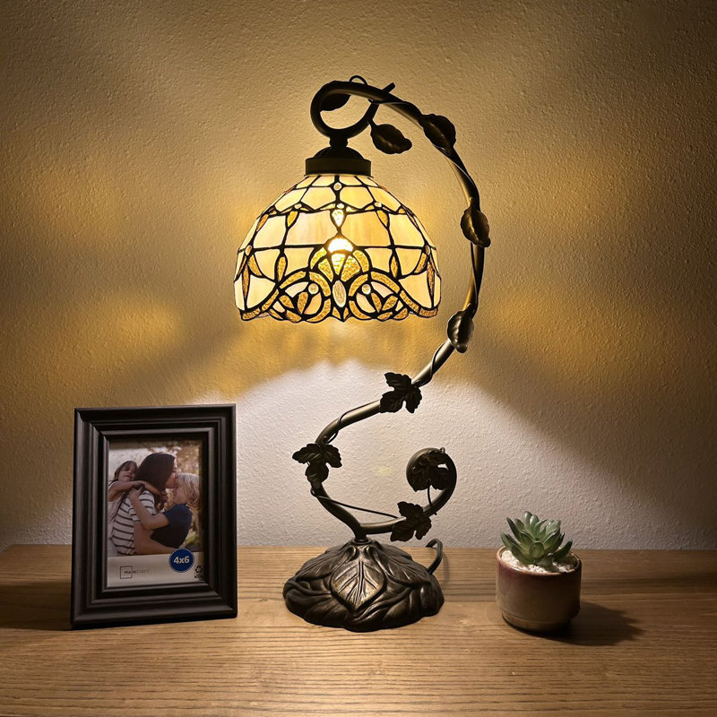 Lampe de table Simonson en verre teinté doré de style baroque avec feuilles en fer et lavande l 11 po x P 8 po x H 21 po