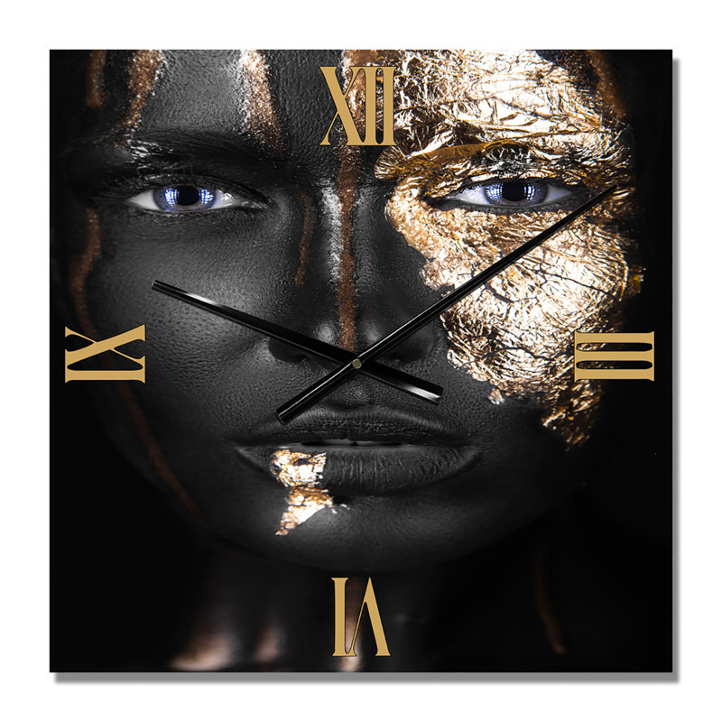 Portrait d'une horloge murale afro-américaine avec maquillage, Petit