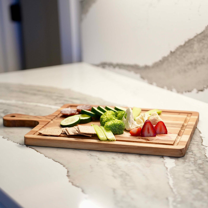 Planche à découper réversible 100% bois de teck certifiée FSC EcoDecors avec poignée et rainure de jus, 17 x 10