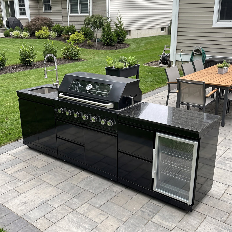 Îlot de cuisine extérieure modulaire de 115 pouces avec barbecue à gaz 6 brûleurs de 85 000 BTU, comptoir en granit noir, évier, réfrigérateur extérieur et ensemble de rôtisserie.