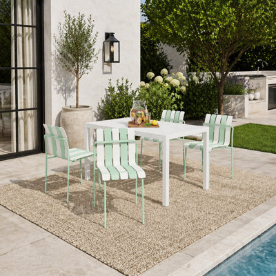 Paquet de 4 chaises à blocs de couleur moderne à rayures avec table longue de 55 pouces Summer - imperméable, robuste et empilable pour une utilisation intérieure et extérieure