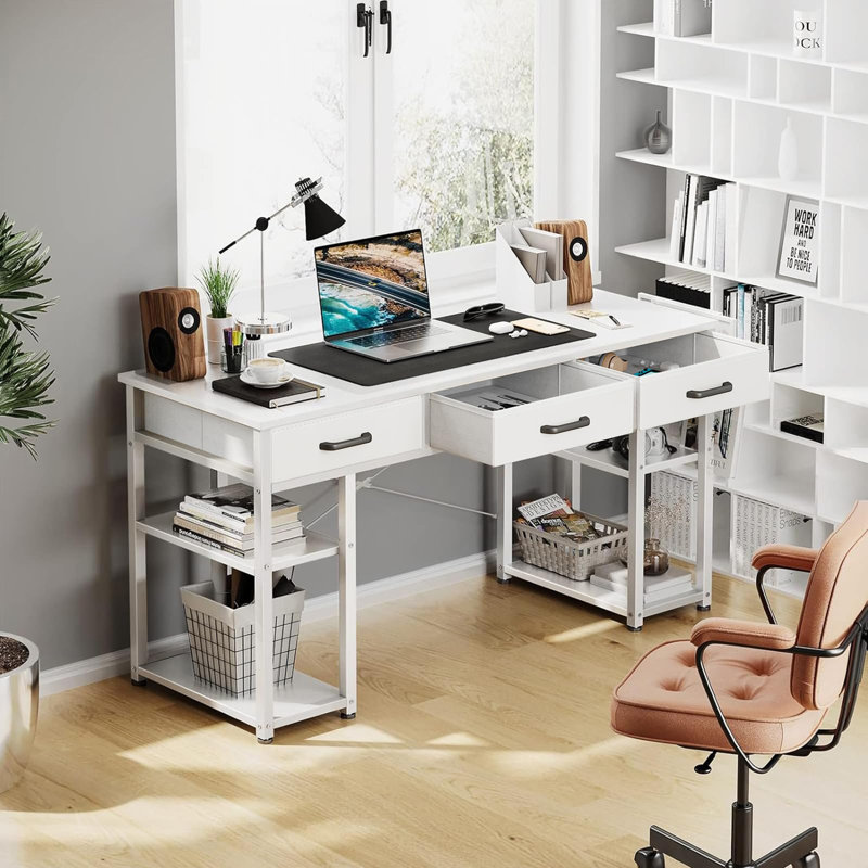 Petit bureau d'ordinateur