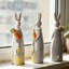 Lapin tenant un panier tenant un lapin et une carotte, statue d'artisanat peinte à la main, figurine de lapin de Pâques au printemps
