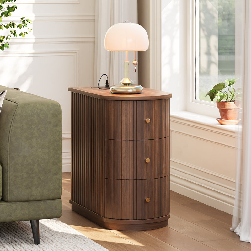 Table d'appoint cannelée de 23,6 po avec 3 tiroirs, table de bout avec station de charge et table de chevet courbée pour le salon et la chambre à coucher