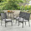 Chaises extérieures empilables en PE gris avec structure en fer, coussins argentés, conception de sièges confortables pour une utilisation en patio