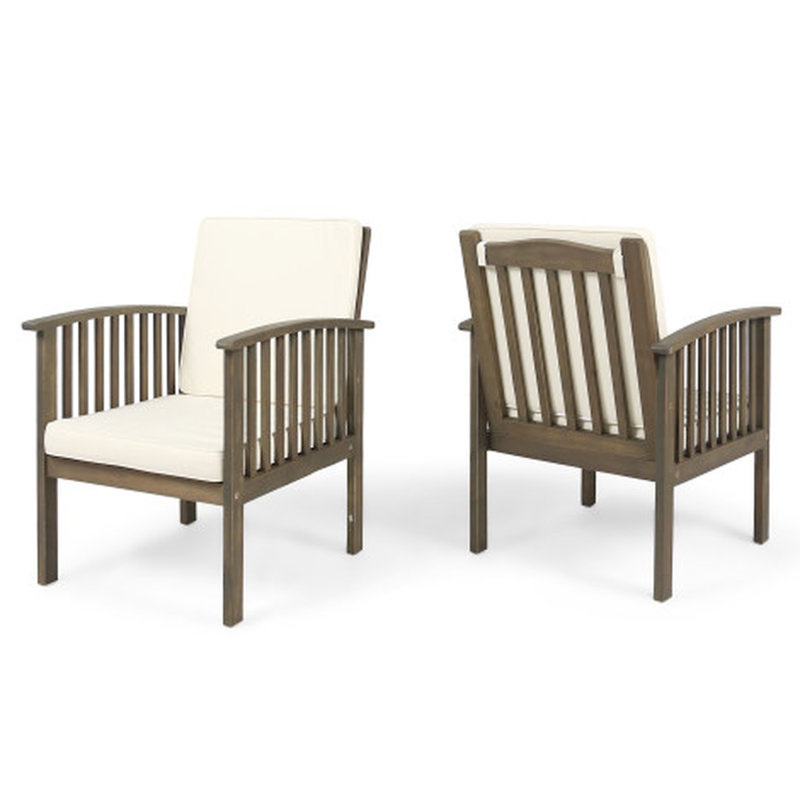 4 fauteuils de salle à manger en bois au fini gris avec des coussins crème pour les rassemblements extérieurs