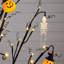 4 pi. Arbre d'ornement artificiel pré-éclairé avec citrouilles et crânes d'Halloween avec 64 lumières DEL blanc chaud