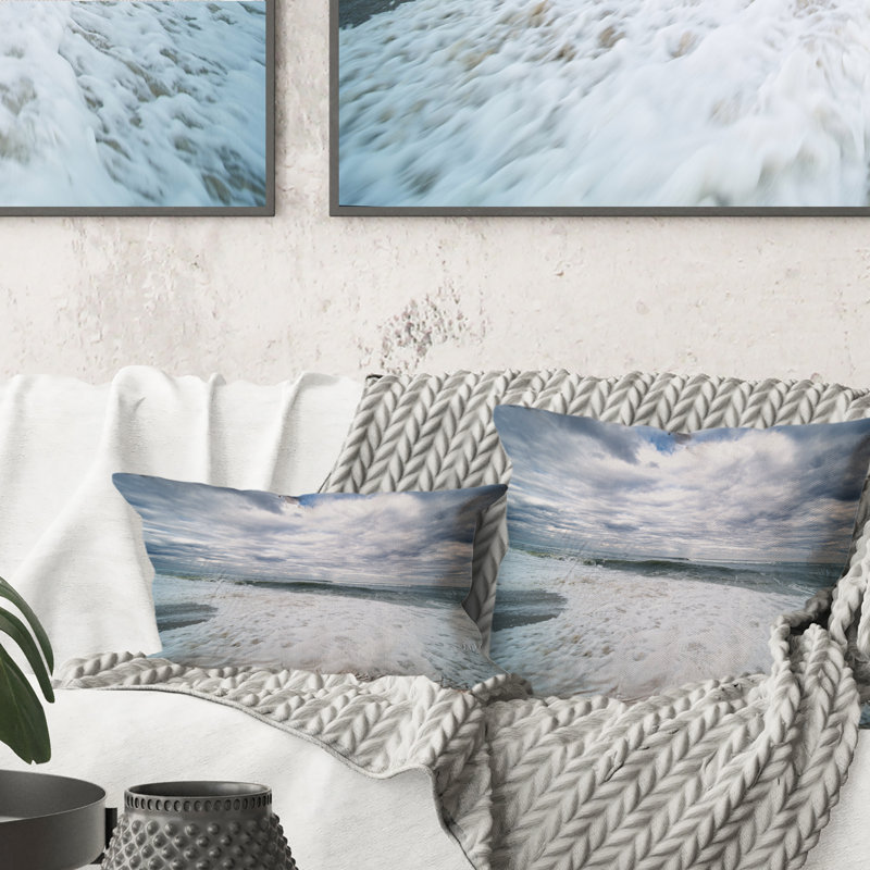 Plage avec sable blanc et ciel nuageux - Coussin décoratif imprimé nautique et côtier 1