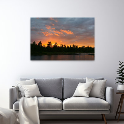 Coucher de soleil derrière la forêt silhouette du lac Three Boundary Waters Paysage de forêt contemporain abstrait et tranquille