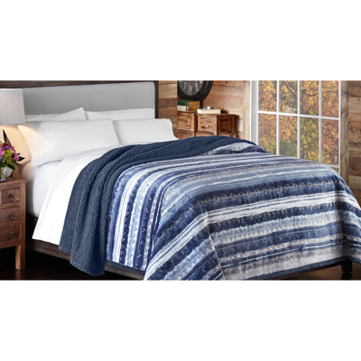 Couverture en sherpa en velours bleu marine Crafted by Catherine Rowan 90 po x 96 po