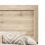 Grand lit naturel pour une ambiance de chambre à coucher tranquille avec tête de lit à panneau et mécanisme de glissière en métal