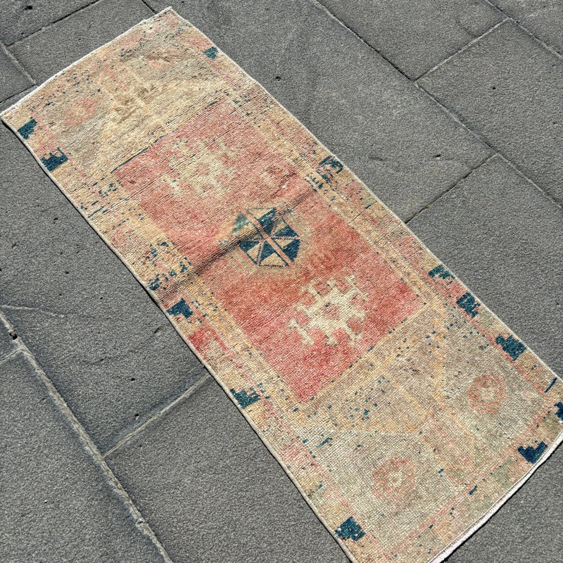 Petit tapis rose turc rétro: décoration anatolienne antique pour le vestibule et les couloirs