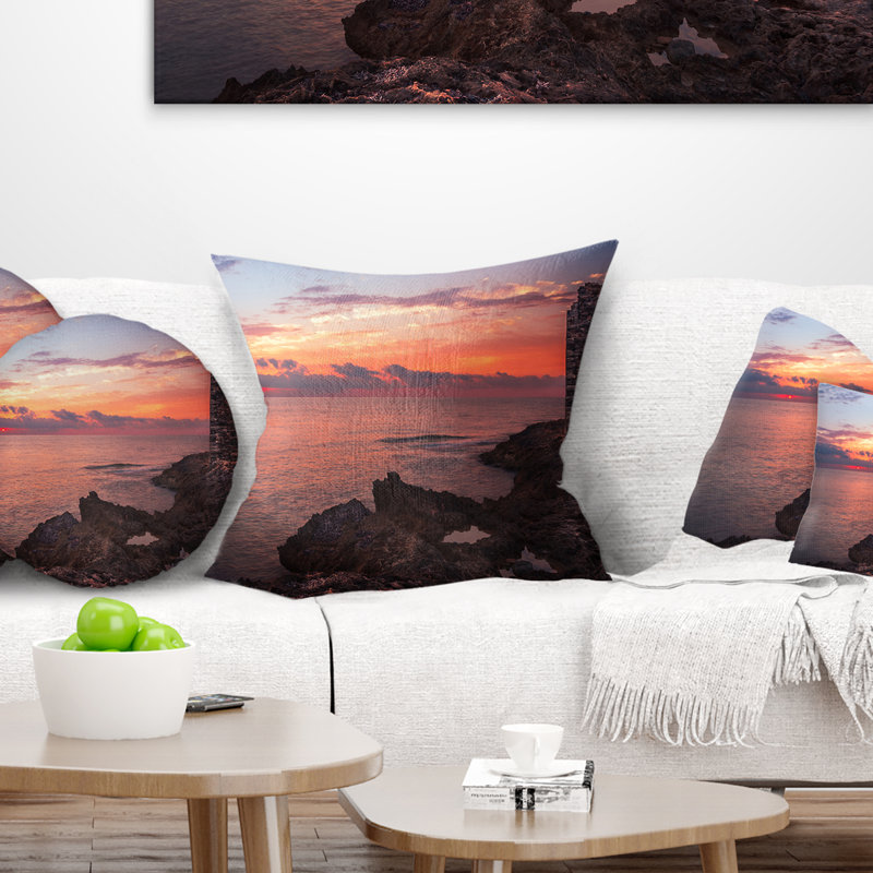 Coussin décoratif Red Rocky Beach with Antique Ruins - Sea & Shore, 16 po x 1 po, Carré