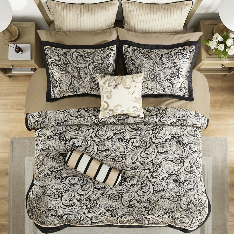 Édredon 12 pièces, grand noir. Draps en coton inclus. Comprend un édredon, des taies décoratives, des oreillers, une jupe de lit et des draps. Magnifique motif cachemire. Nettoyage facile et exact du grand lit. Comprend un étonnant à nettoyer