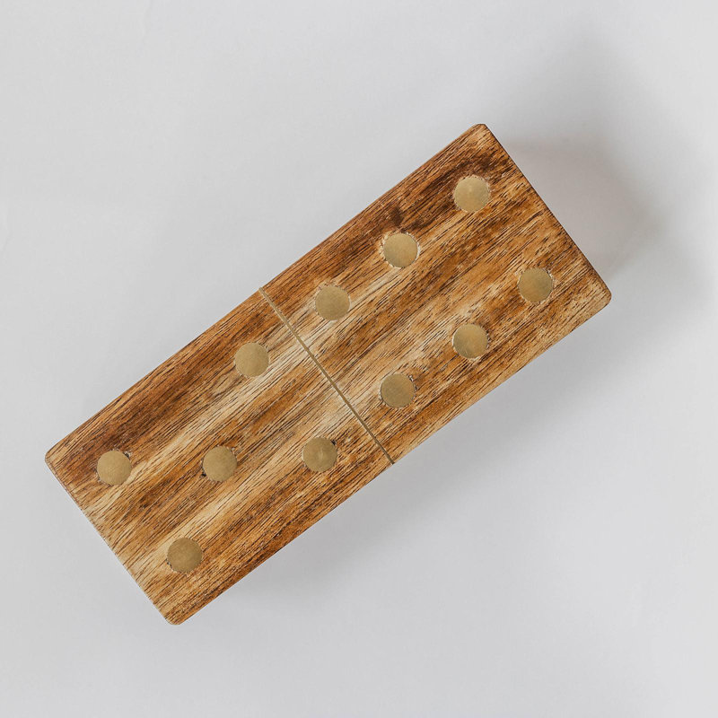 Jeu de domino en bois dans une boîte en bois