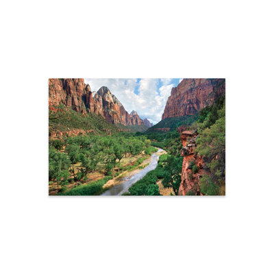 Anyka regardant dans le canyon de Zion et la rivière Vierge, parc national de Zion, Utah sur plastique / acrylique par Tim Fitzharris, impression