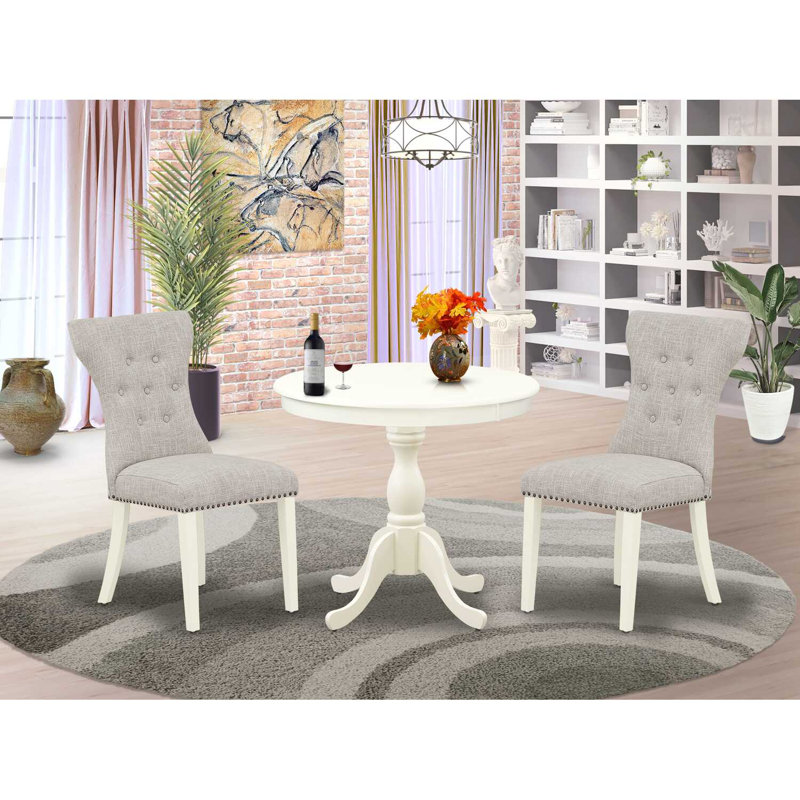 L'ensemble de table de salle à manger en bois 3 pièces comprend 1 table de salle à manger et 2 sièges en tissu de lin capitonné avec dossier capitonné à boutons et têtes de clous - finition lin blanc