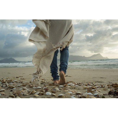 Femme marchant sur la plage au coucher du soleil par Swissmediavision
