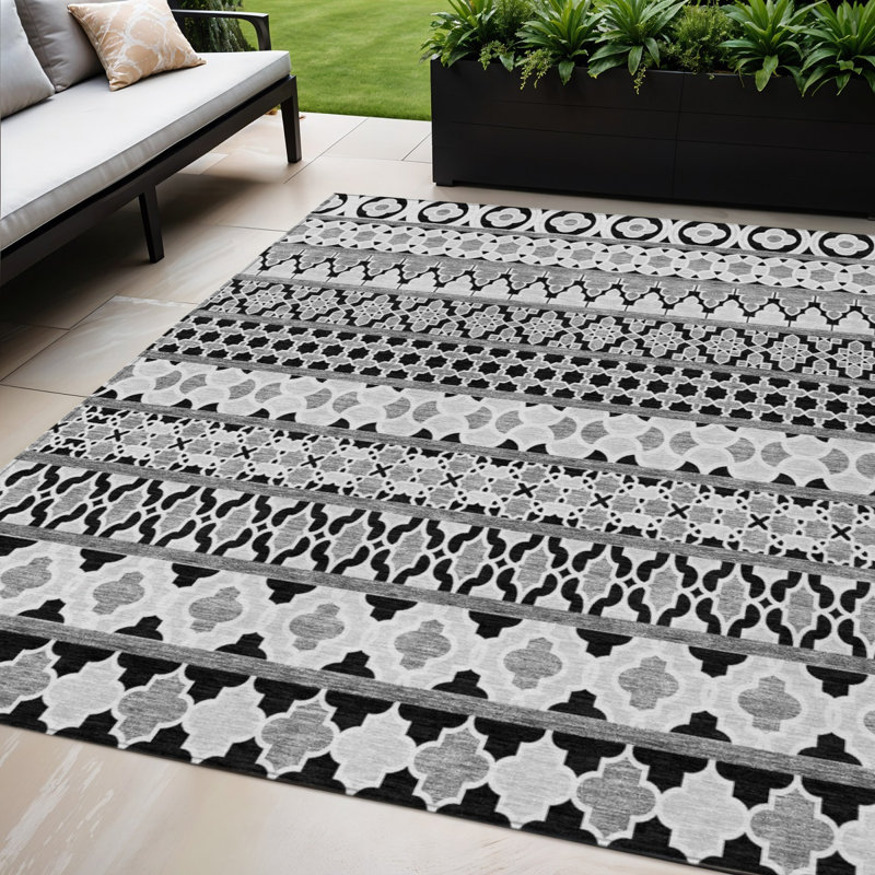 Tapis intérieur / extérieur lavable quadrilobe noir et gris 5 pi x 8 pi