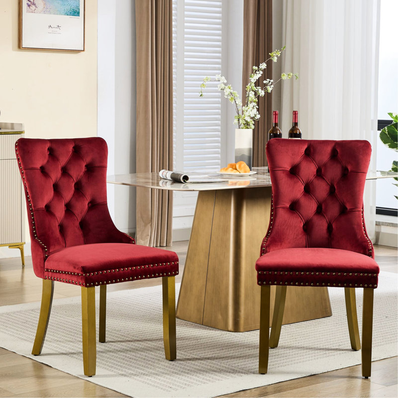 Chaises de salle à manger contemporaines rouge et rouge à anneaux avec tête de lion de style Mid-Century, revêtues de velours, pieds en bois d'hévéa massif, structure double élastique, support de dossier haut en bois doré confortable
