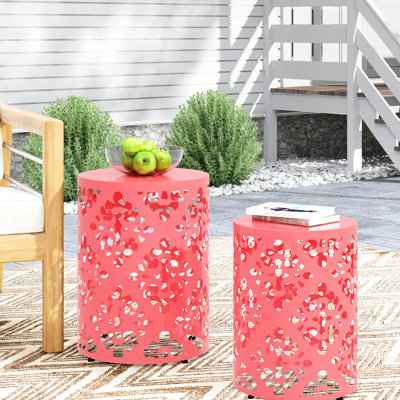 Ensemble de 2 élégantes tables d'appoint en métal, motif floral en fer forgé, couleur corail, structure thermolaquée, sans assemblage, 13,75 po L x 13,75 po P x 18 po H et 11,75 po L x 11,75 po P x 15,75 po H. Design élégant pour un style raffiné.