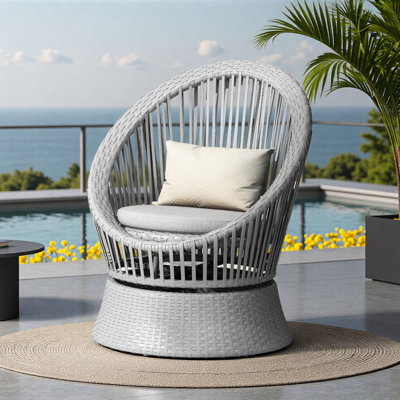 Méridienne moderne en osier avec structure en rotin et en fer, dotée d'un design rond élégant, parfaite pour le salon, la terrasse ou le balcon