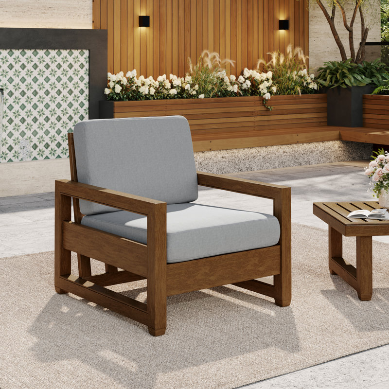 Chaise d'extérieur en bois de teck massif Gustina avec coussin et accoudoirs, Bois naturel, Gris clair