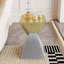 Table d'appoint moderne et abstraite en acier inoxydable avec finition brossée et design décalé artistique pour les espaces de vie contemporains