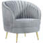 Chaise en velours gris avec accents dorés, salon confortable et élégant