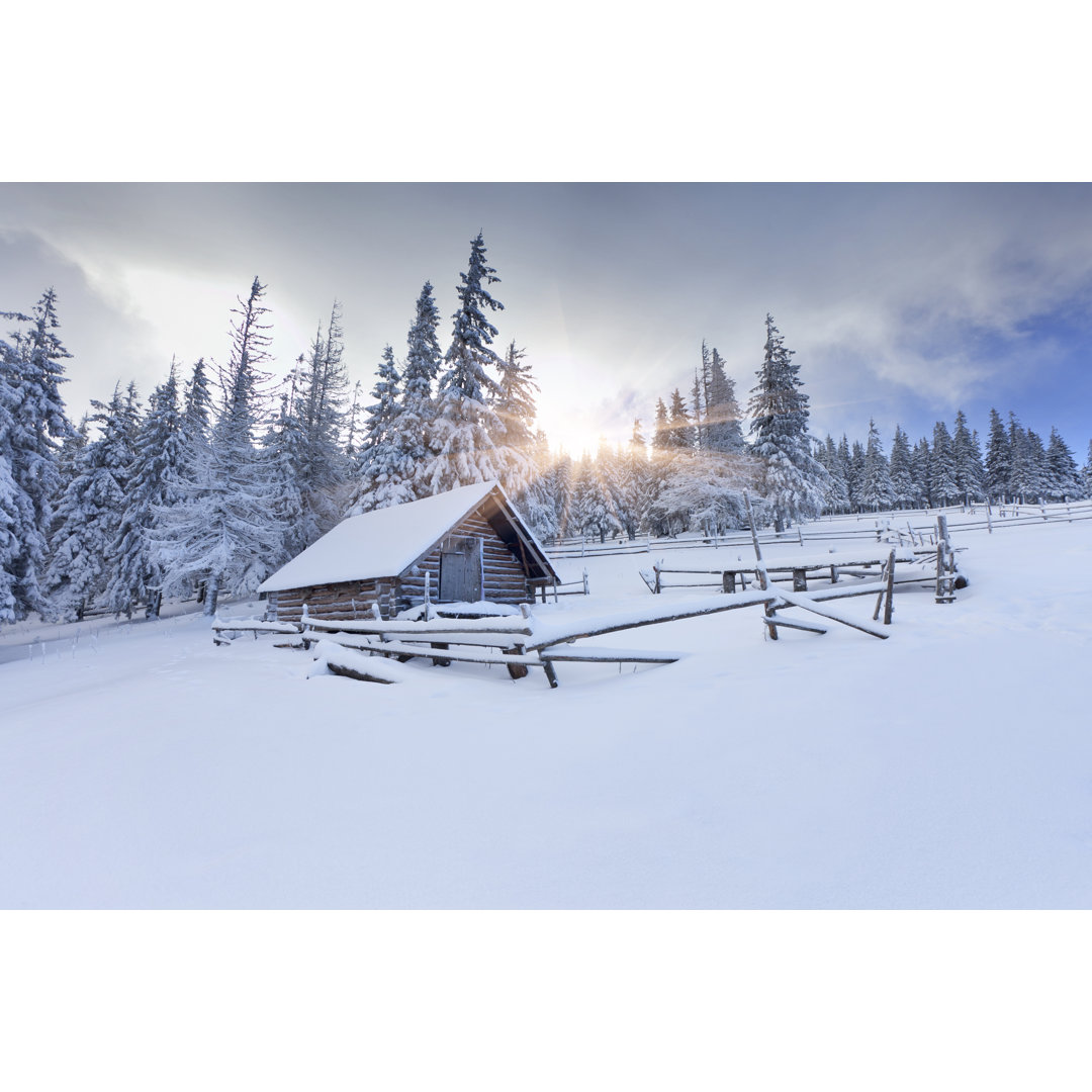 Leinwandbild Alter Bauernhof in den Bergen im Winter