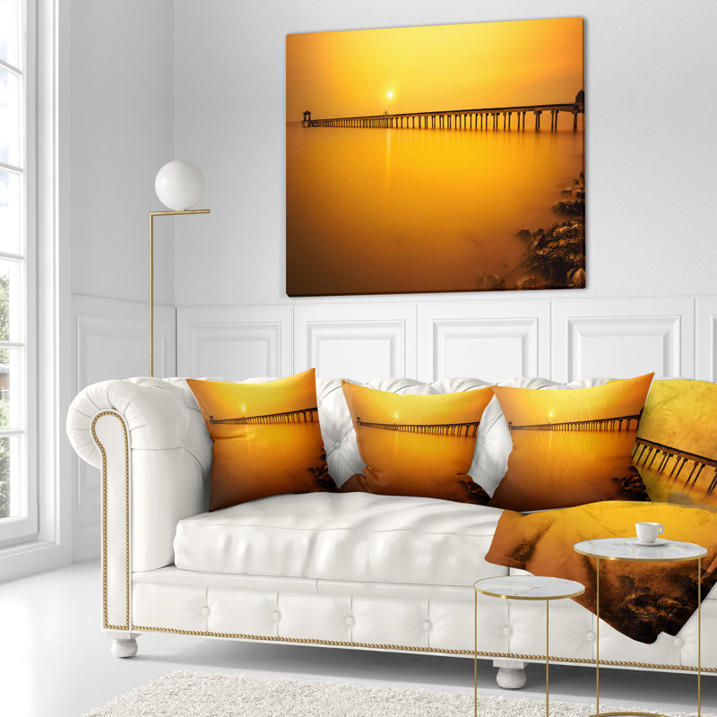 Coussin Pier Seascape Tinged Seashore et Long Pier, 18 po x 18 po, Carré