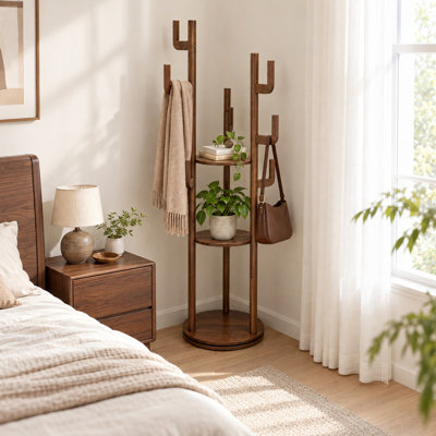 Porte-manteau sur pied en bois massif, rotatif, avec 3 tablettes de rangement et 9 crochets. Parfait pour la chambre, le salon ou l'entrée. Porte-manteau pour manteaux, foulards, sacs à main et chapeaux (noyer).