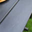 Chaise de jardin noire au design épuré, résistante aux intempéries, installation facile, confort durable, assise confortable.