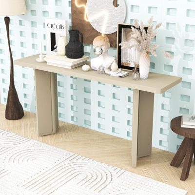 Console minimaliste avec plateau en placage de pin et pieds géométriques pour le vestibule ou le salon