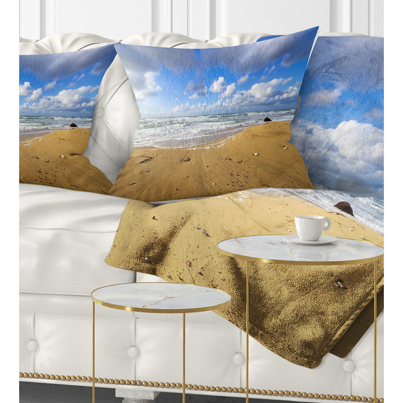 Sea Beach on Cloudy Winter Day - Oreiller imprimé Sea & Shore, Carré 16 po x 16 po