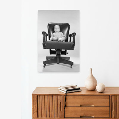 1960s, bébé assis dans un fauteuil de direction en regardant une caméra, art mural rétro