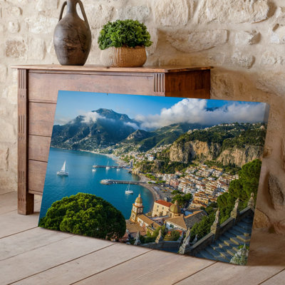 Toile, art côtier pittoresque représentant un charmant village italien niché entre des falaises imposantes et une verdure luxuriante