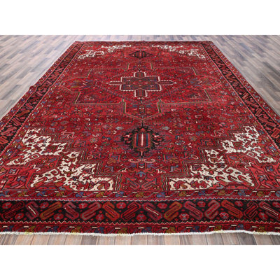 Tapis oriental rouge persan écarlate 9 pi 7 po x 12 pi 2 po avec motif à médaillon géométrique, 100% laine, noué à la main, usure uniforme, cisaillé bas, bon état, côtés et extrémités sécurisés professionnellement, tapis oriental