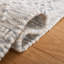 Tapis gris / ivoire à motif géométrique tissé à la main Ferretti-1533621979